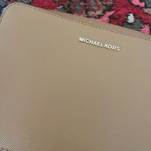 Micheal Kors Tan Crossbody